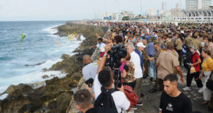 Miles de cubanos homenajean a Camilo Cienfuegos en peregrinación al Malecón habanero